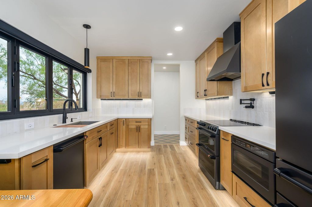 Image 11 of property listing at 5818 E OAK Street, Scottsdale, AZ 85257