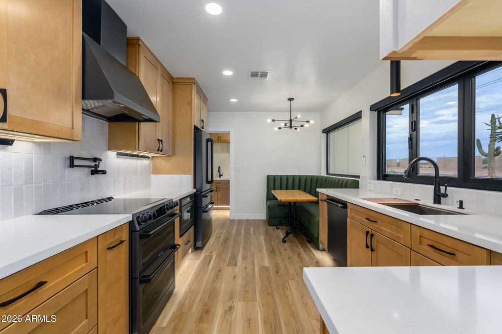 Image 12 of property listing at 5818 E OAK Street, Scottsdale, AZ 85257