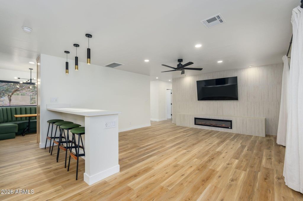 Image 13 of property listing at 5818 E OAK Street, Scottsdale, AZ 85257