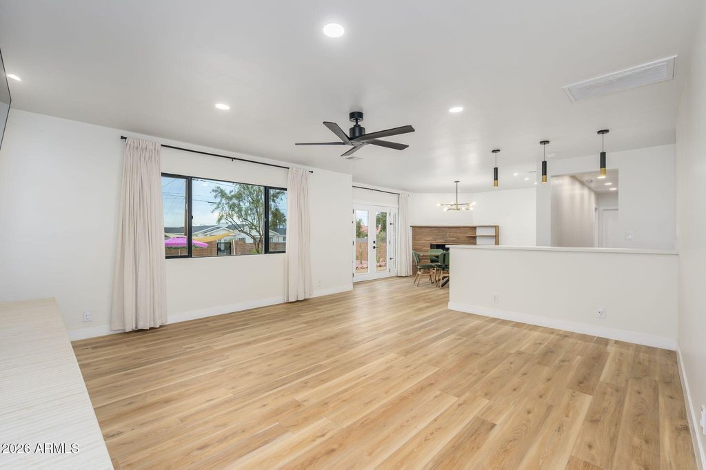 Image 14 of property listing at 5818 E OAK Street, Scottsdale, AZ 85257