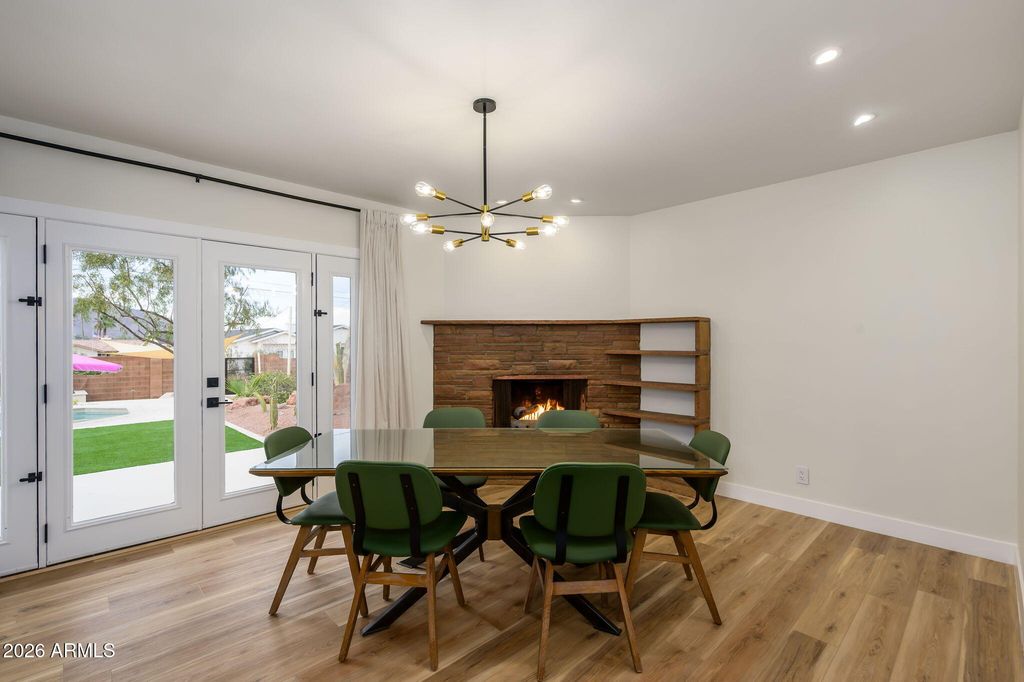Image 15 of property listing at 5818 E OAK Street, Scottsdale, AZ 85257
