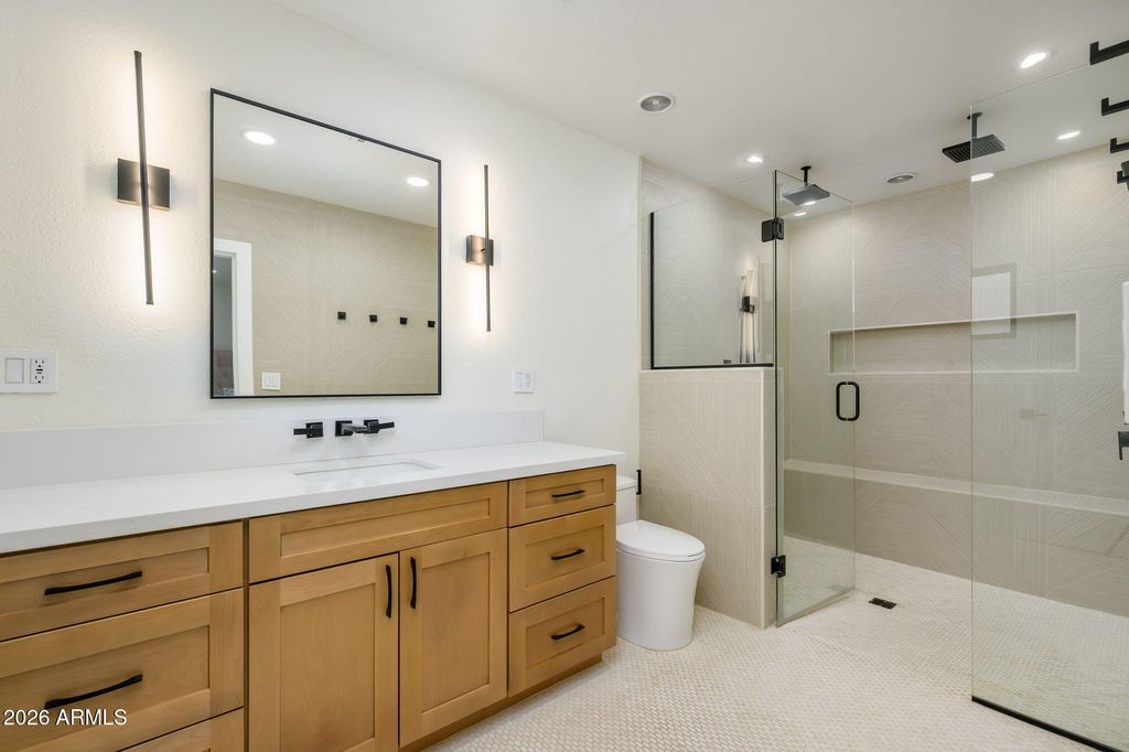 Image 16 of property listing at 5818 E OAK Street, Scottsdale, AZ 85257