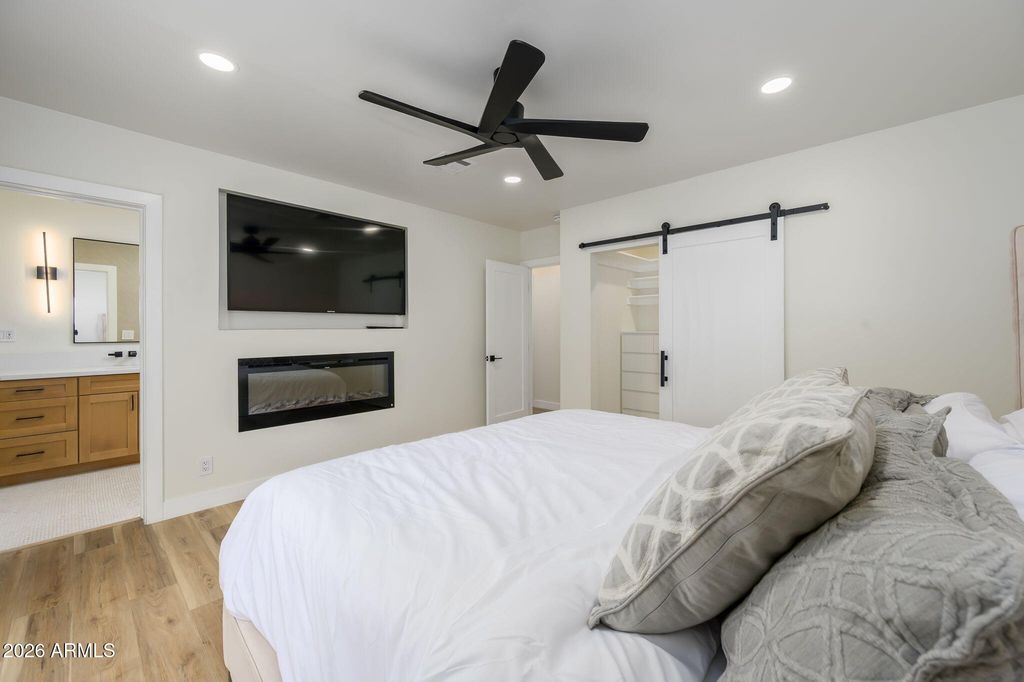 Image 17 of property listing at 5818 E OAK Street, Scottsdale, AZ 85257