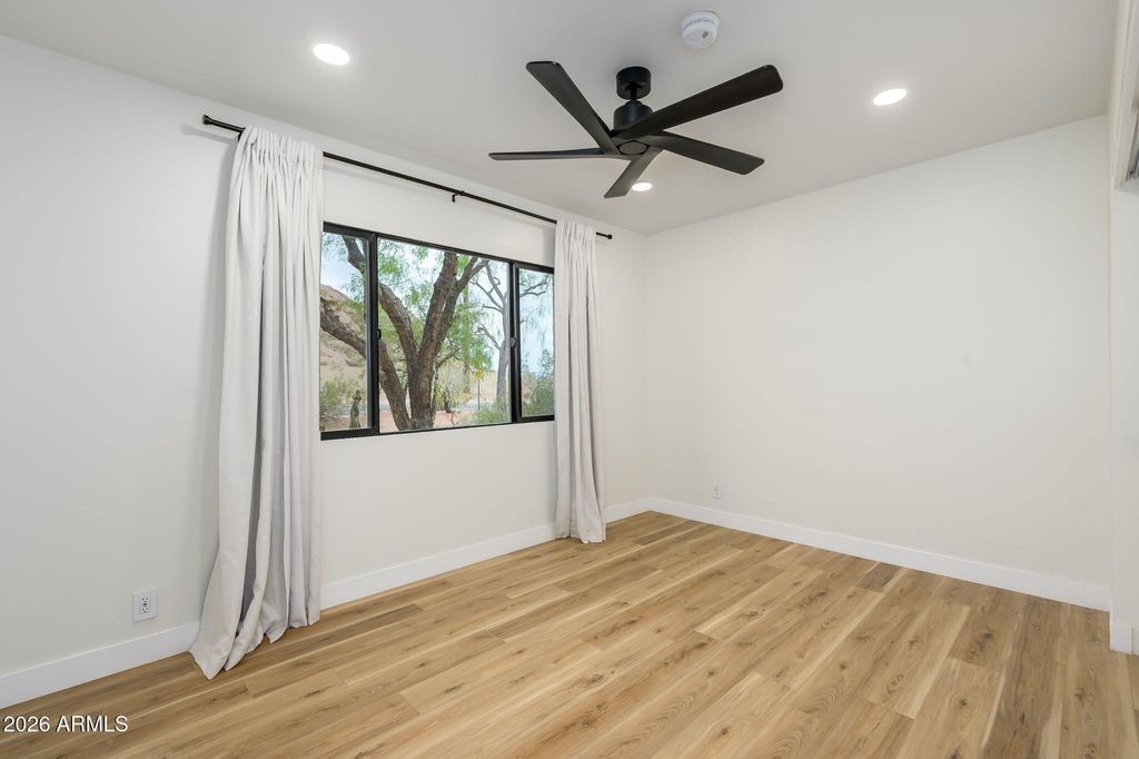 Image 23 of property listing at 5818 E OAK Street, Scottsdale, AZ 85257