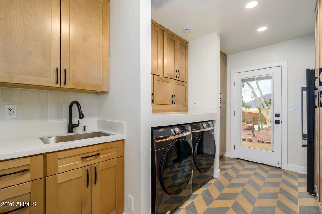 Image 27 of property listing at 5818 E OAK Street, Scottsdale, AZ 85257