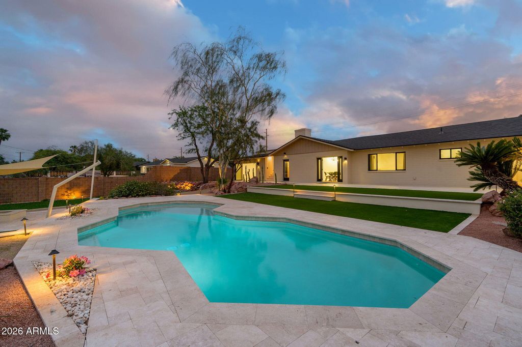 Image 4 of property listing at 5818 E OAK Street, Scottsdale, AZ 85257