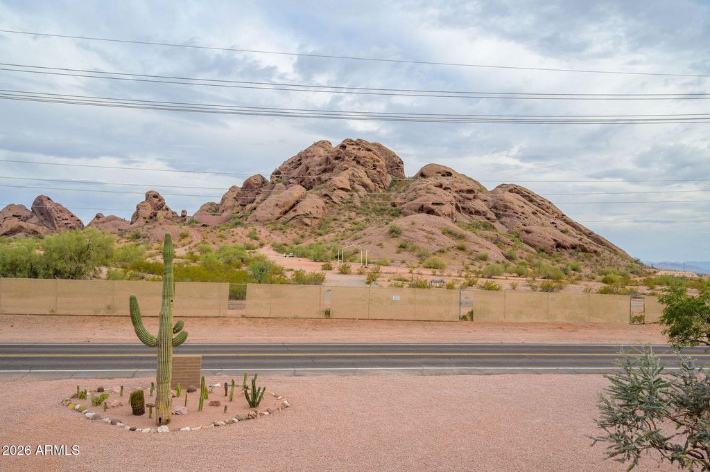 Image 40 of property listing at 5818 E OAK Street, Scottsdale, AZ 85257