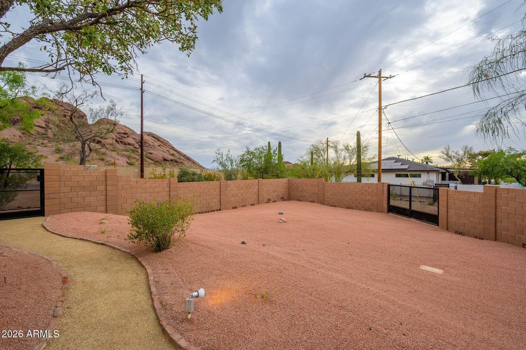 Image 41 of property listing at 5818 E OAK Street, Scottsdale, AZ 85257