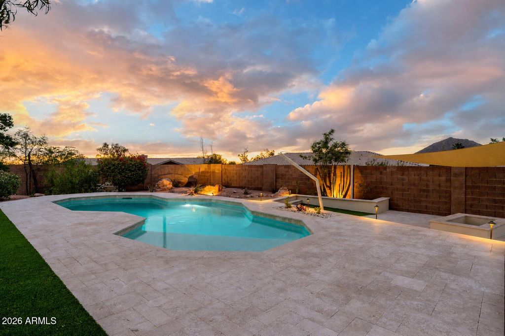 Image 5 of property listing at 5818 E OAK Street, Scottsdale, AZ 85257