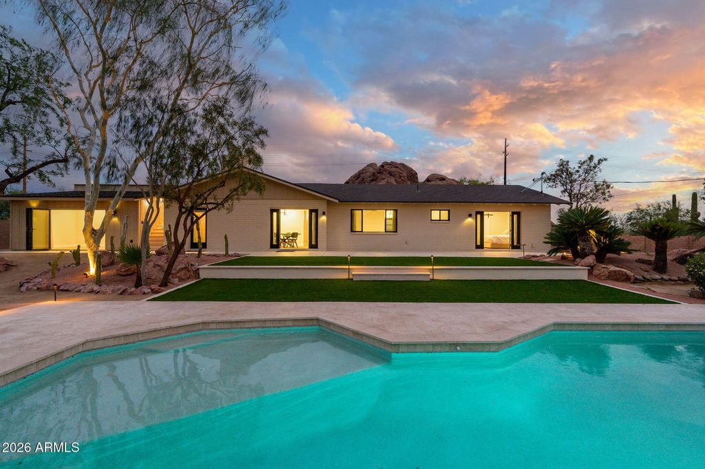 Image 7 of property listing at 5818 E OAK Street, Scottsdale, AZ 85257