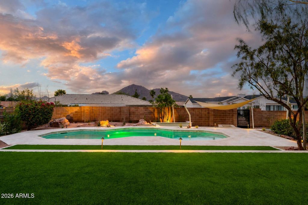 Image 8 of property listing at 5818 E OAK Street, Scottsdale, AZ 85257