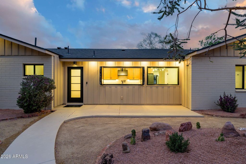 Image 9 of property listing at 5818 E OAK Street, Scottsdale, AZ 85257