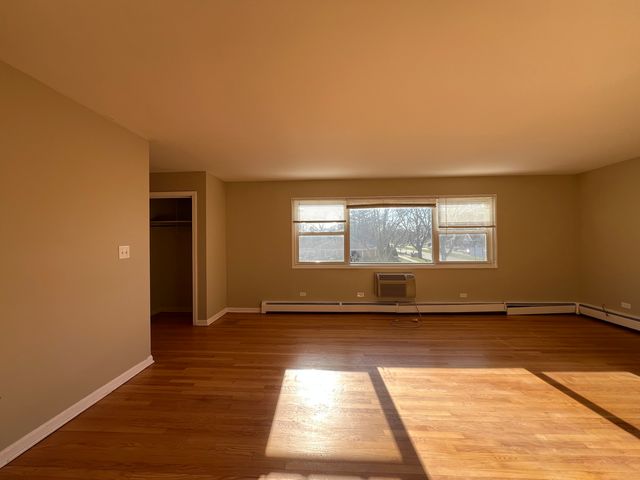 560 Princeton Street A2W, Des Plaines, IL 60016