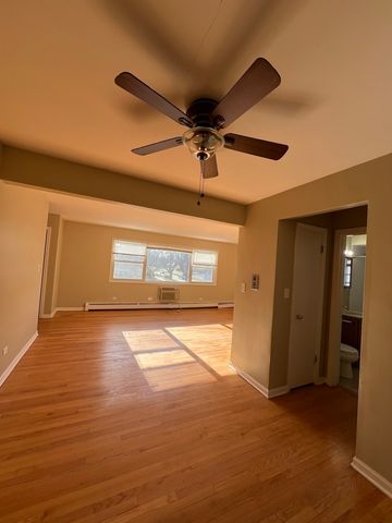 560 Princeton Street A2W, Des Plaines, IL 60016