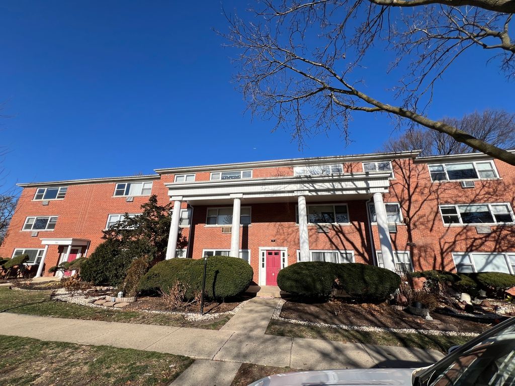 560 Princeton Street A2W, Des Plaines, IL 60016