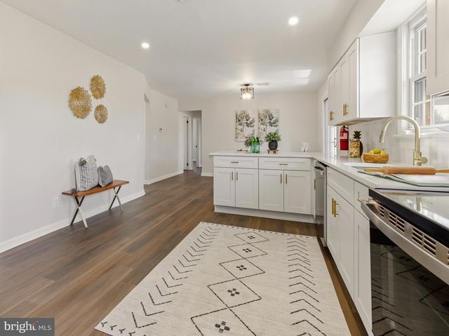 354 MEMORIAL AVE, Gibbstown, NJ 08027