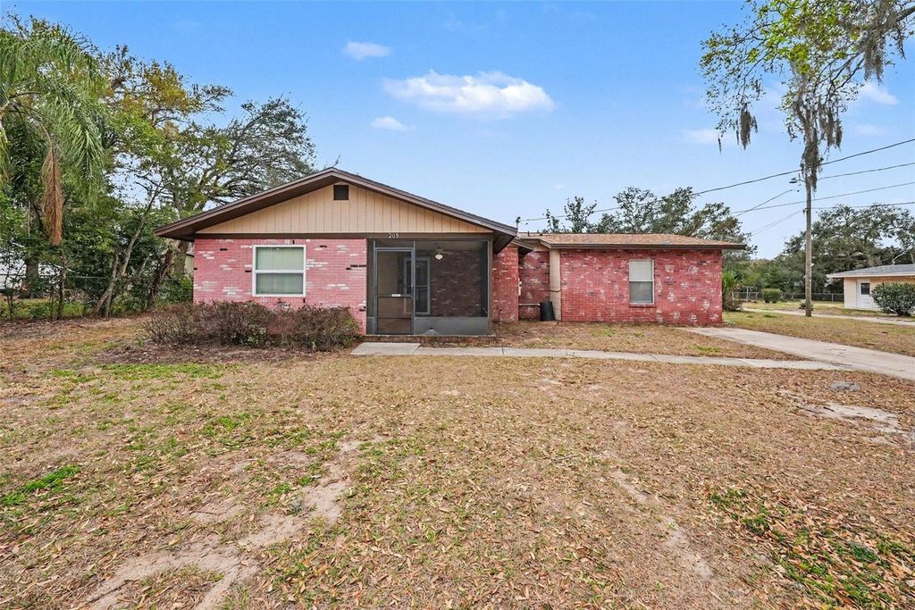 Image 2 of property listing at 209 CLEMONS ROAD, Brandon, FL 33510