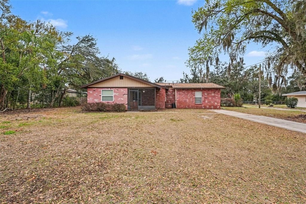 Image 3 of property listing at 209 CLEMONS ROAD, Brandon, FL 33510