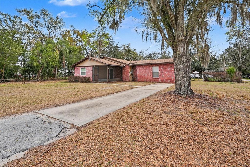 Image 5 of property listing at 209 CLEMONS ROAD, Brandon, FL 33510