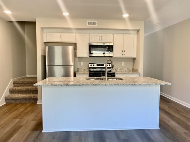 943 Center Rd Apt A, Clarksville, TN 37042