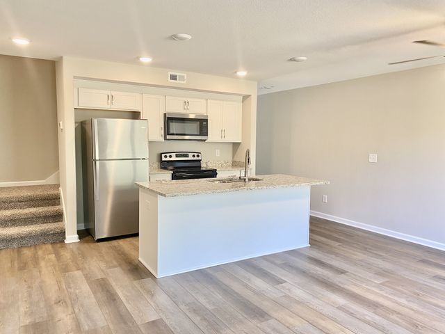 943 Center Rd Apt A, Clarksville, TN 37042