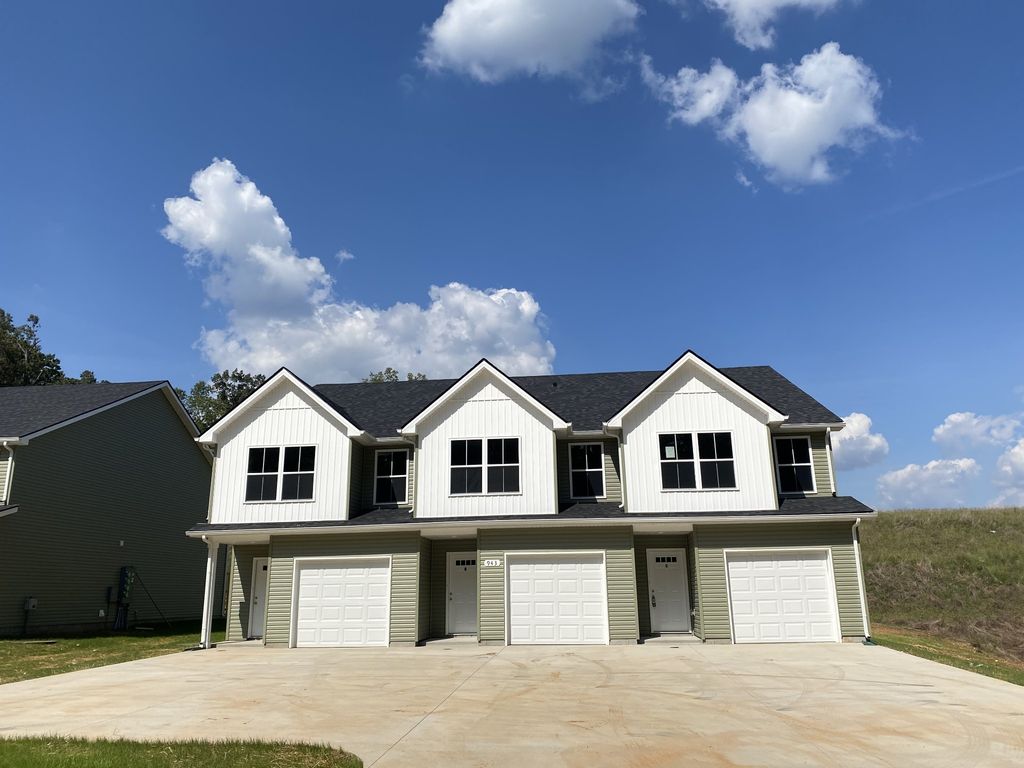 943 Center Rd Apt A, Clarksville, TN 37042