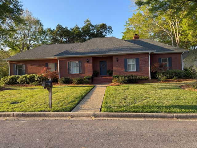 107 Candlewick Rd., Hattiesburg, MS 39402