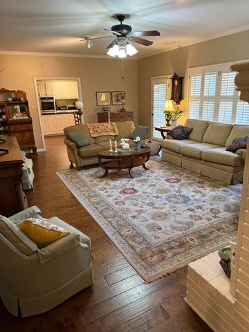 107 Candlewick Rd., Hattiesburg, MS 39402