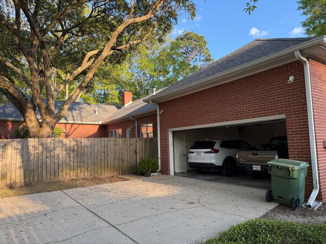 107 Candlewick Rd., Hattiesburg, MS 39402