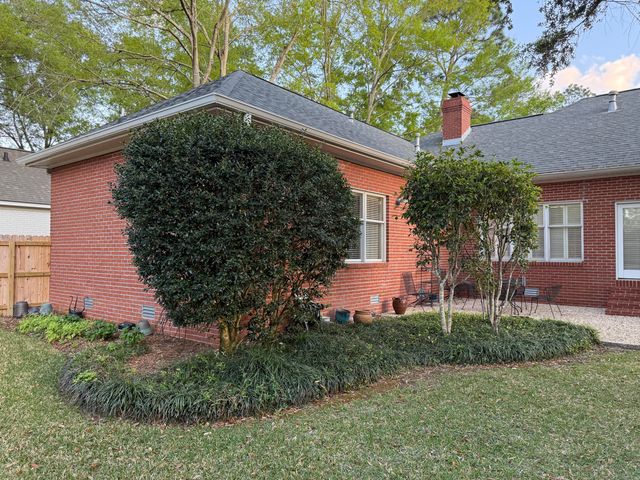 107 Candlewick Rd., Hattiesburg, MS 39402