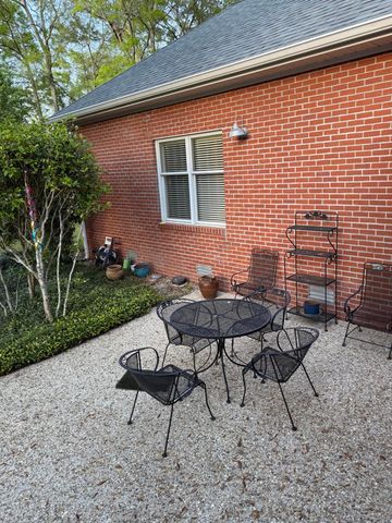 107 Candlewick Rd., Hattiesburg, MS 39402