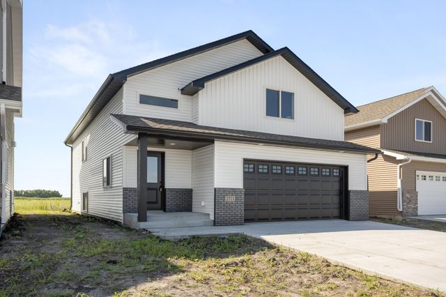 2521 38th Avenue S, Moorhead, MN 56560
