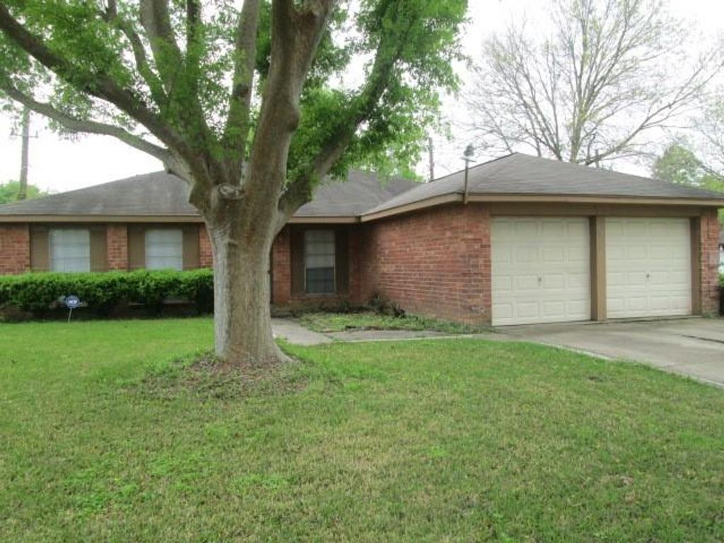 811 Whispering Pine Drive, Missouri City, TX 77489