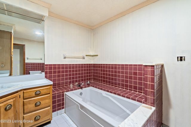 7013 Shipley Ln, Louisville, KY 40272
