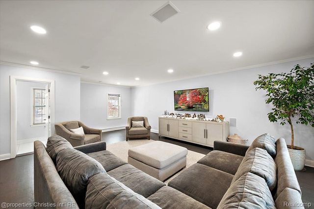 180 Pilgrim Avenue, Birmingham, MI 48009