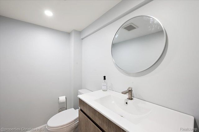 180 Pilgrim Avenue, Birmingham, MI 48009