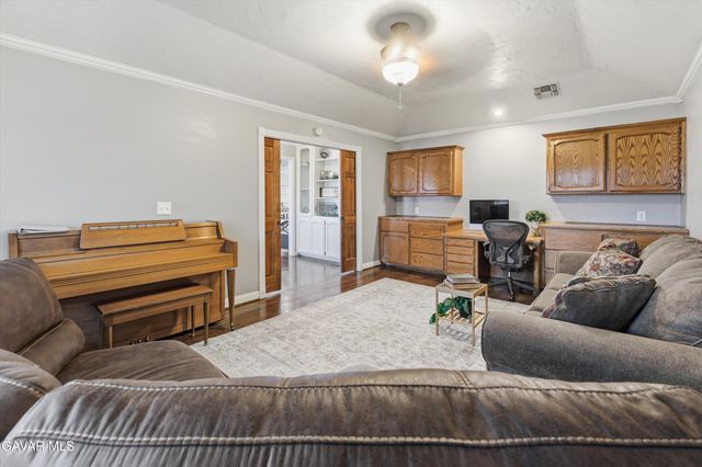 20901 Oak Glen Avenue, Tehachapi, CA 93561