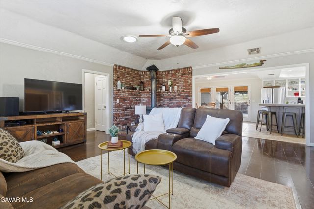 20901 Oak Glen Avenue, Tehachapi, CA 93561