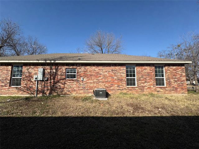 433 Sabine Avenue, Cleburne, TX 76031