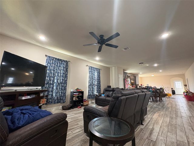 433 Sabine Avenue, Cleburne, TX 76031