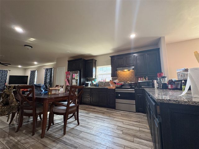 433 Sabine Avenue, Cleburne, TX 76031