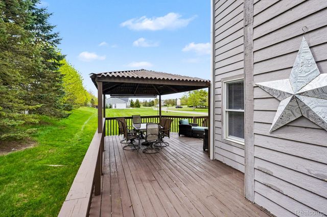 9270 Anacapa Bay Drive, Hamburg Township, MI 48169