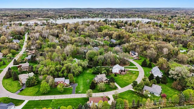 9270 Anacapa Bay Drive, Hamburg Township, MI 48169