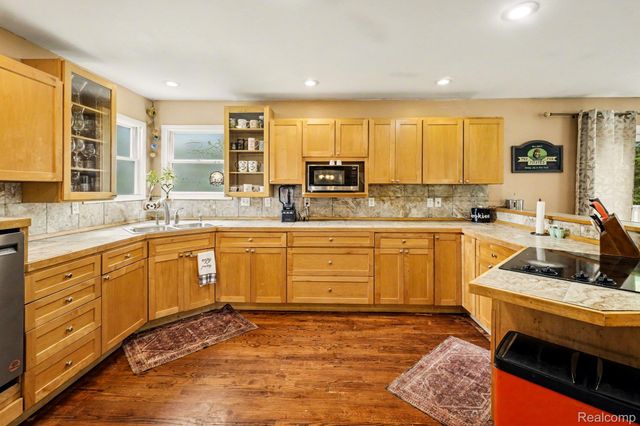 9270 Anacapa Bay Drive, Hamburg Township, MI 48169