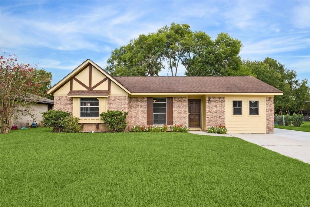 108 Annette Lane, Friendswood, TX 77546