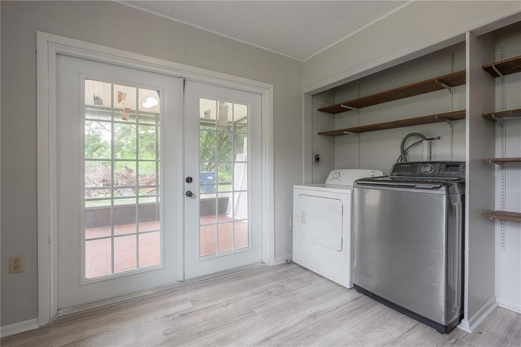 Image 15 of property listing at 10411 N WOODMERE ROAD, Tampa, FL 33617