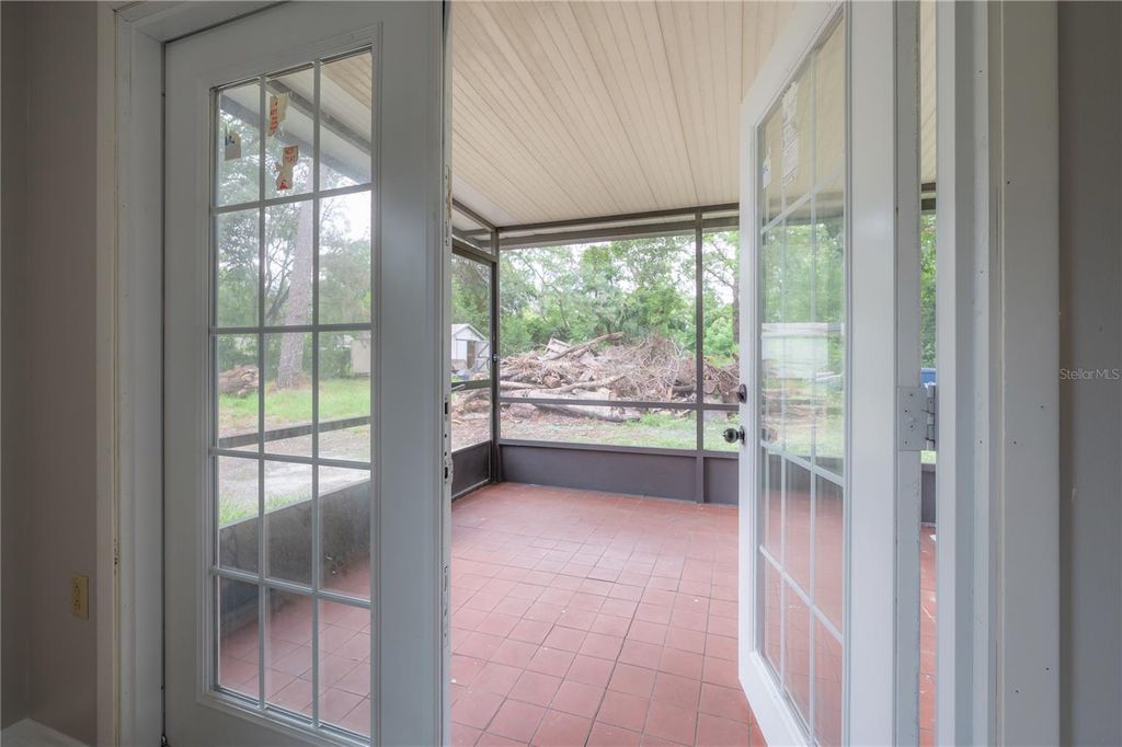 Image 16 of property listing at 10411 N WOODMERE ROAD, Tampa, FL 33617