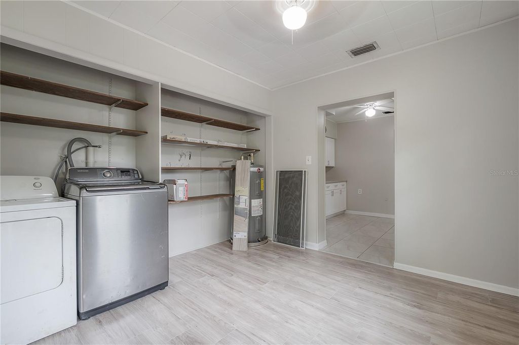 Image 19 of property listing at 10411 N WOODMERE ROAD, Tampa, FL 33617