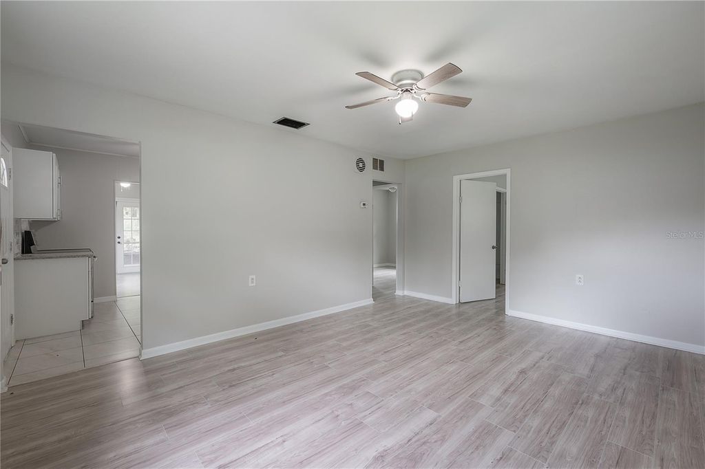 Image 7 of property listing at 10411 N WOODMERE ROAD, Tampa, FL 33617