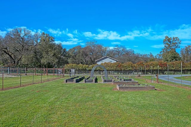 2847 Sierra Vista Rd, Rescue, CA 95672